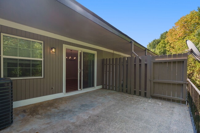 Building Photo - 325 Winding River Dr