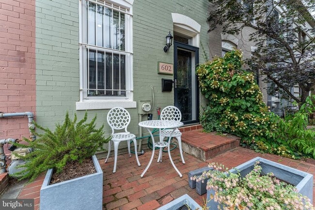 Building Photo - 602 14th Pl NE