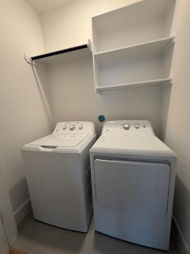 Building Photo - 6733 Peerless St