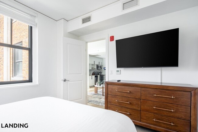 Building Photo - 933 McGee St