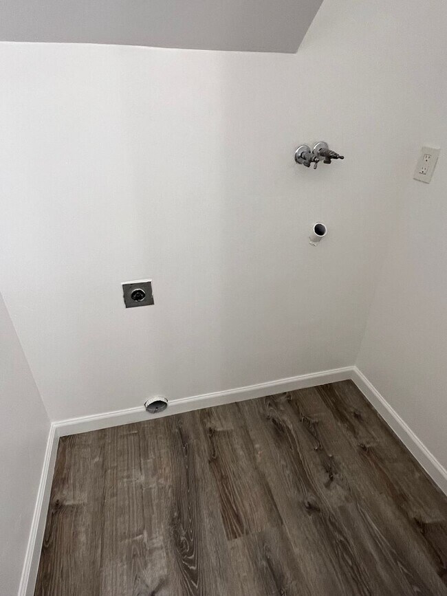 Building Photo - 851 NE A St