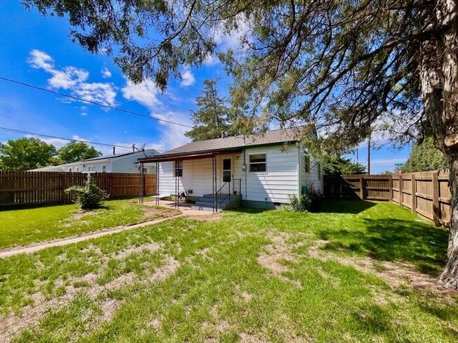 Building Photo - Cozy 2 bed 1 bath Home with Fenced Yard!