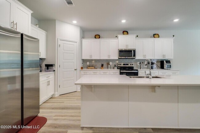 Building Photo - 4937 Fern Dr