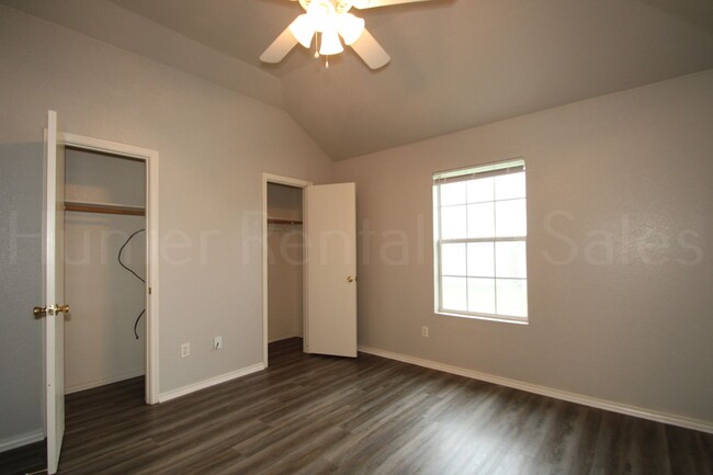 Building Photo - Amazing Three-Bedroom Townhome!