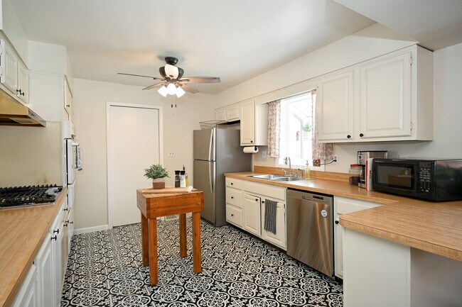 Building Photo - 23712 W Main St