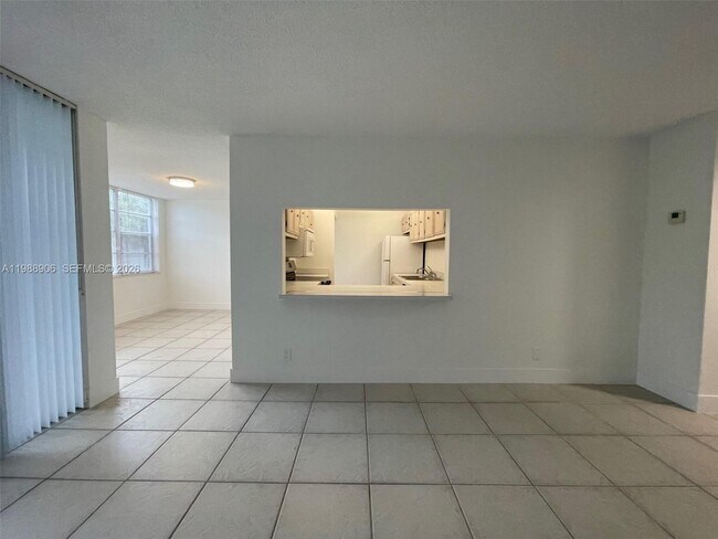 Building Photo - 9441 Live Oak Pl