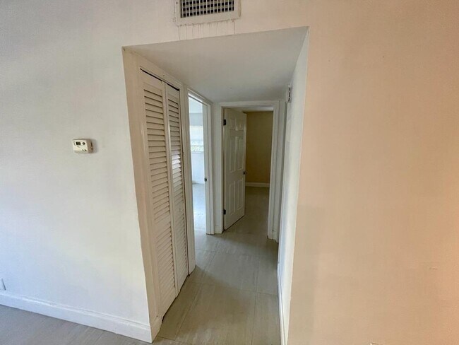 Building Photo - 607 NE 29th Dr