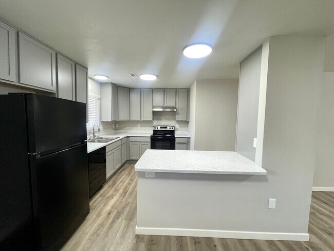Building Photo - 1011 De La Vista Ln