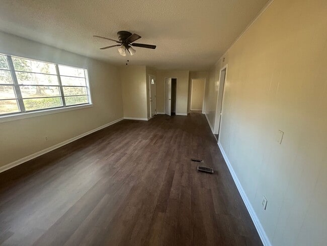 Building Photo - 3 bedroom house