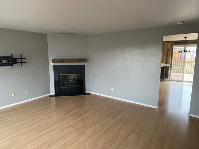 Building Photo - Beautiful 3 Bedroom Home! Pets Negotiable!