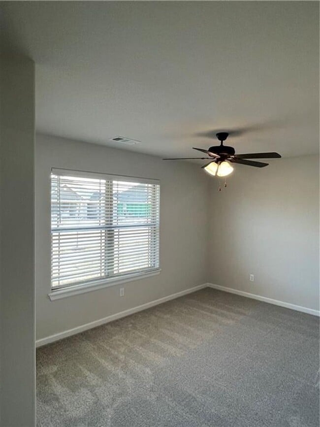 Building Photo - Modern 3-Bed, 2-Bath Home with Fenced Yard