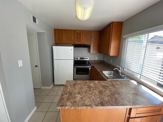 Building Photo - 3 Bedroom 1.5 Bath Townhome Near River Access