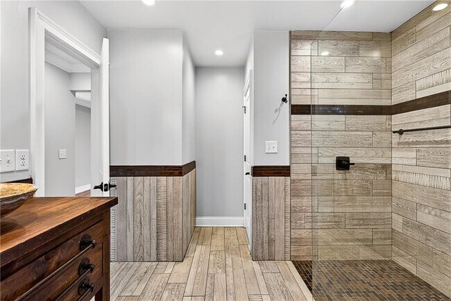 Building Photo - 1319 Chalmette Dr NE