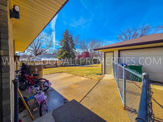 Building Photo - 3 Bedroom 2 bath Ranch home in Urbandale with a fenced in yard