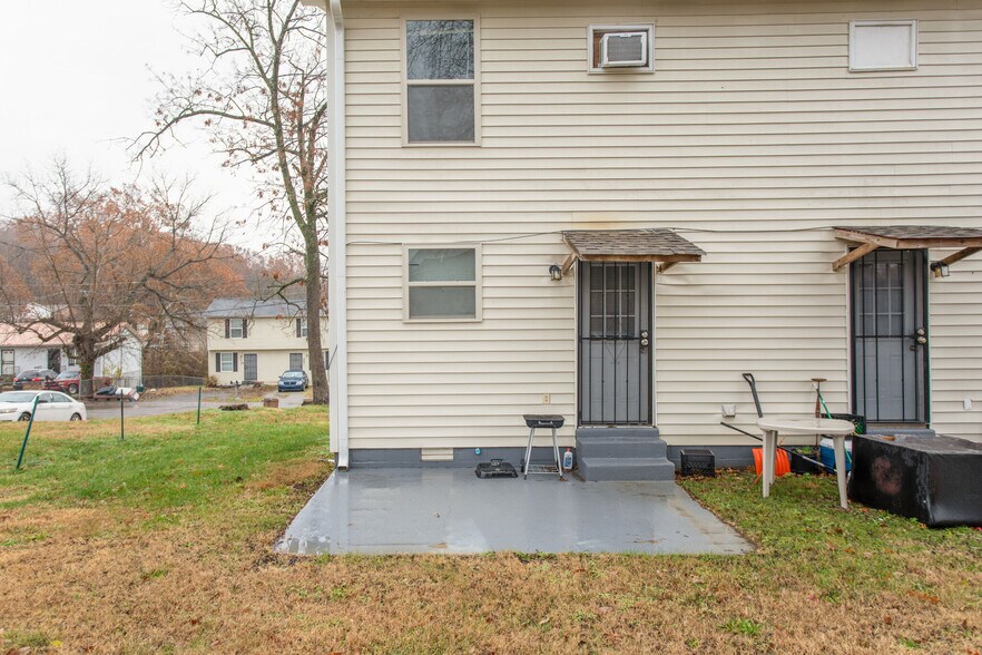 Building Photo - 2428 Woodale Ln