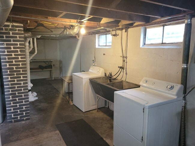 Building Photo - 2-Bedroom/1-Bath, Great Neighborhood