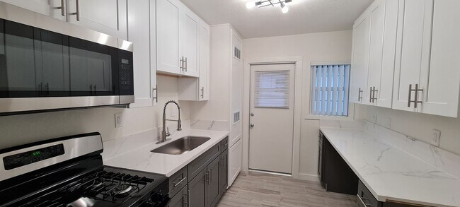 Building Photo - 1 Br in the Heart of Orange