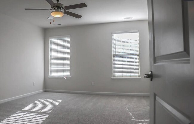 Building Photo - Beautiful 4BR Home w/ Garage Parking in Charlotte!