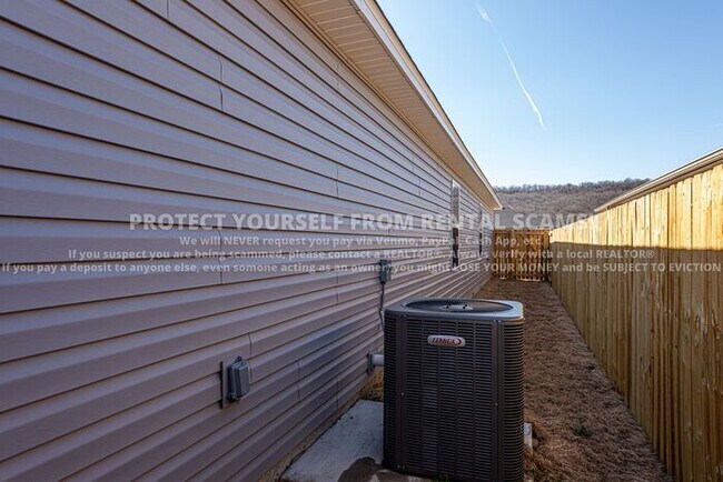 Building Photo - 2590 S Ouachita Dr