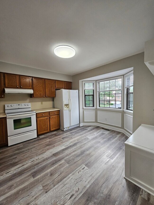 Building Photo - 3 Bedroom 1.5  bathroom End unit Townhouse near Bethlehem Catholic High School.
