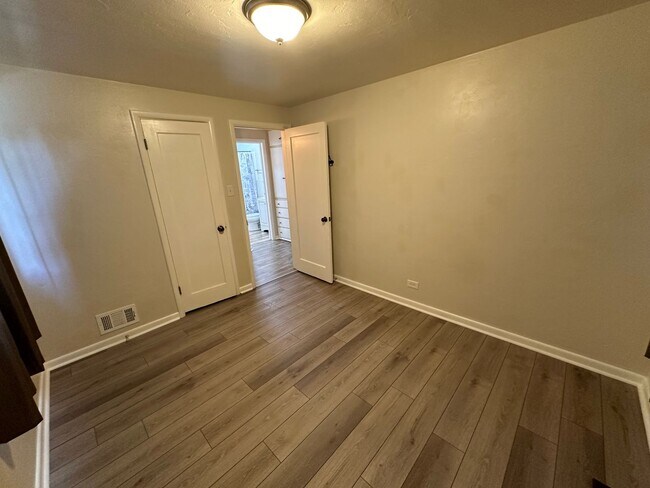 Building Photo - Recently updated 2-bedroom, 1-bath unit in a well-maintained Englewood fourplex w/ a shared yard!...