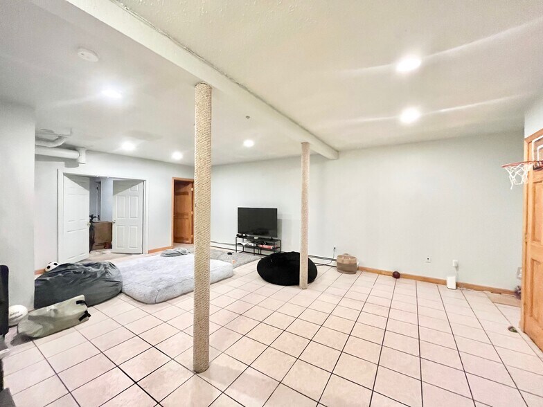 Building Photo - 148 Thorndike St