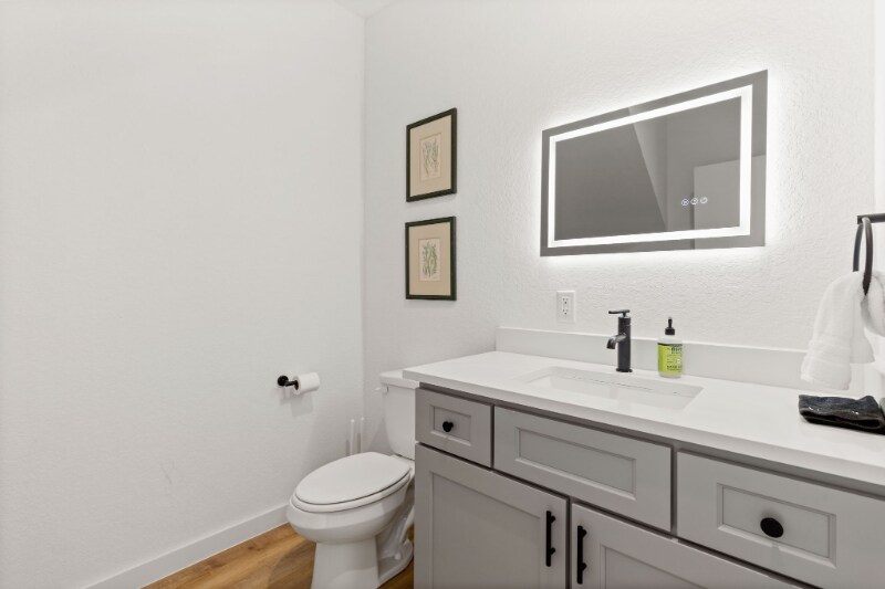 Building Photo - 1619 Lakeshore Dr