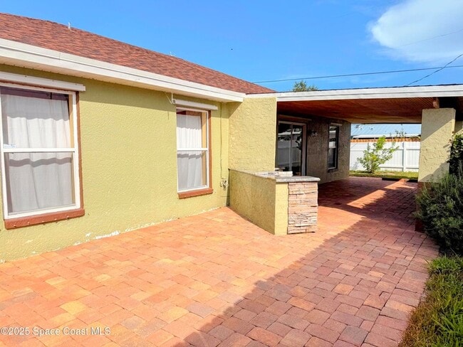 Building Photo - 2075 4th Ave SW