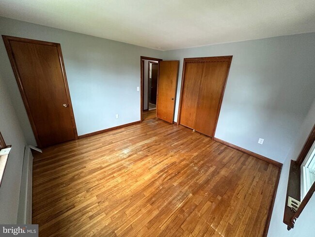 Building Photo - 320 Barclay Ave