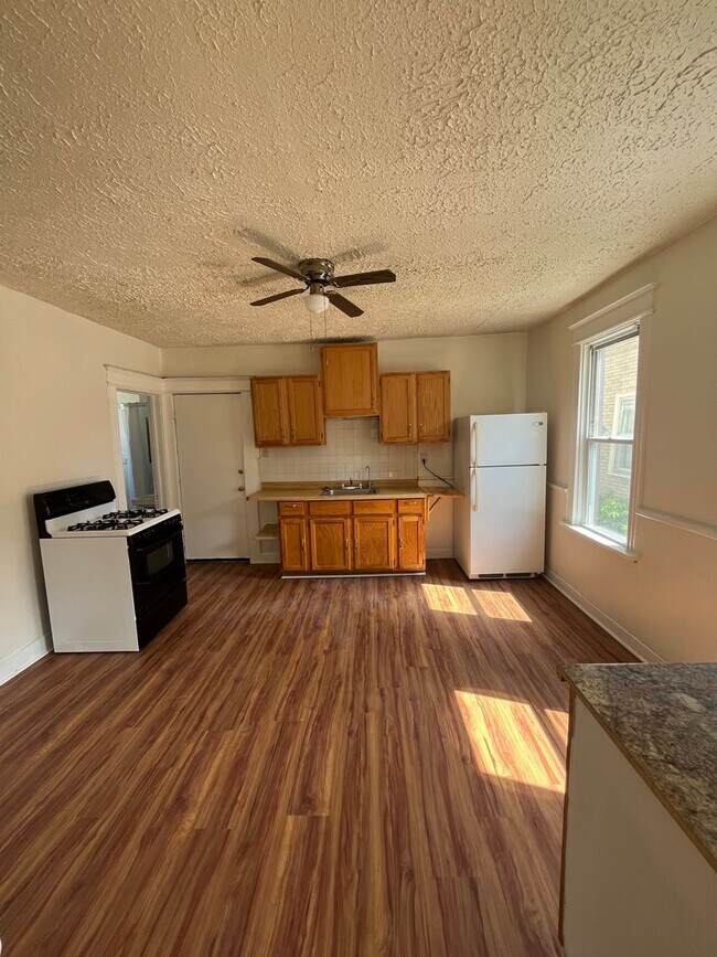 Primary Photo - Charming 2 bed 1 bath located right off Brady St New promotion - FREE PROFESSIONAL MOVING SERVICE...