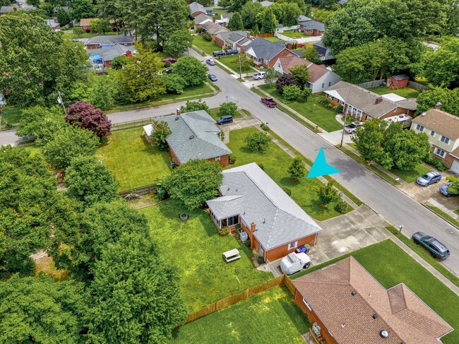 Building Photo - 3 Bedroom, Meticulously Maintained Updated...