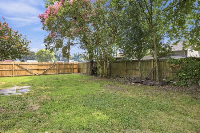 Building Photo - Freshly Renovated Ranch Ready for Move-In
