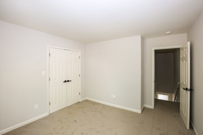 Building Photo - 2 Bedroom, 3 Bathroom Townhouse near Lake ...