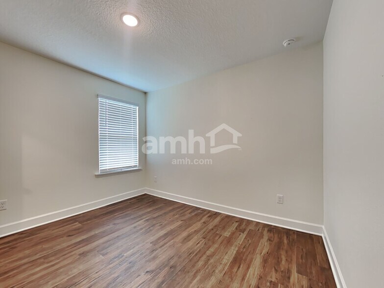 Building Photo - 995 Tan Tara Trl