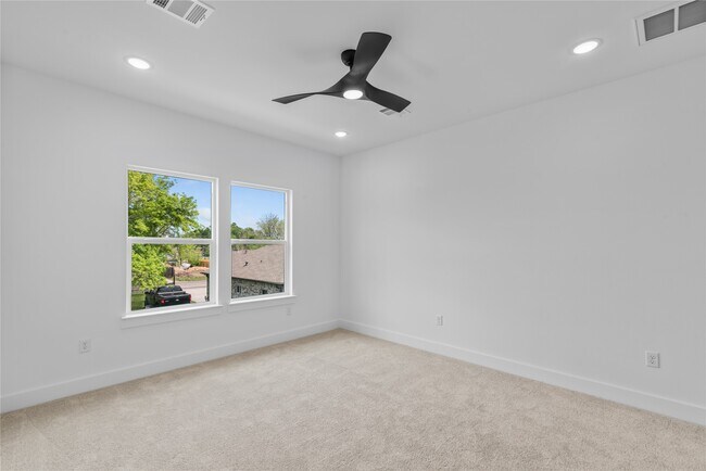 Building Photo - 6186 Eastland St