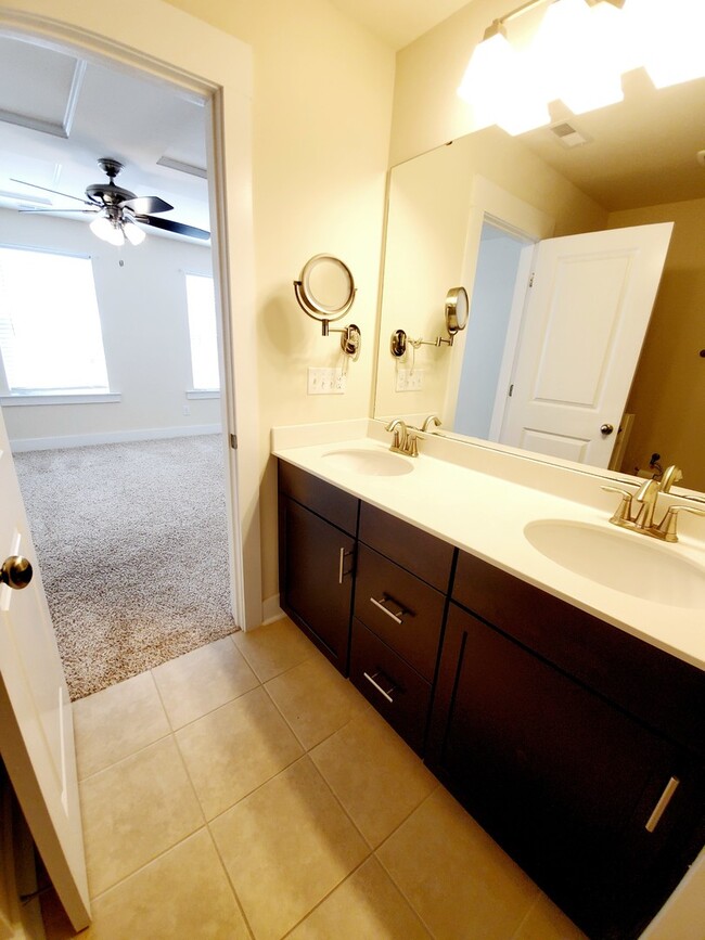 Building Photo - Beautiful townhouse close to uptown