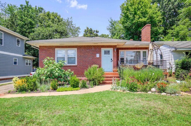 Building Photo - Adorable 3 bedroom ranch with fenced yard!