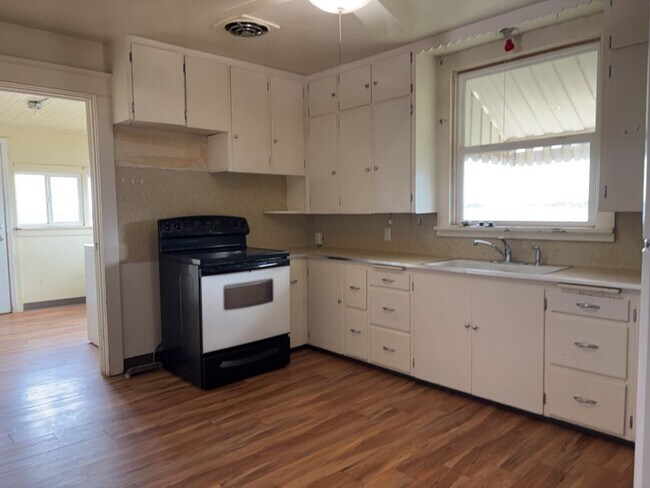 Building Photo - One of a kind ranch home with lake mountain views!