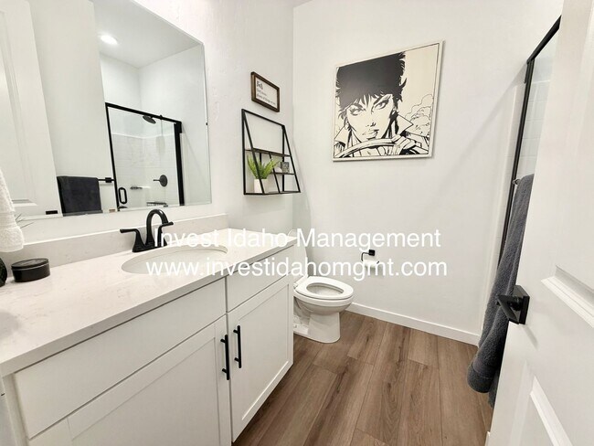 Building Photo - A Home You'll Fall in Love With