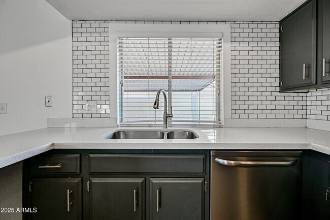 Building Photo - 5558 W Cortez St