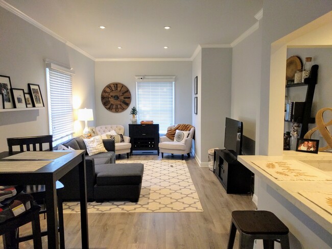 Furnished greatroom - 652 N Marengo Ave