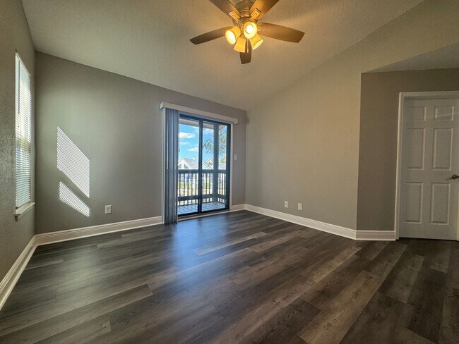 Building Photo - Newly Renovated 2/1 Condo ~ Gated Community near Tuskawilla!
