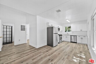 Building Photo - 739 Westbourne Dr