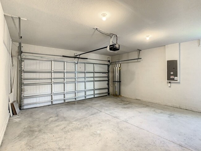 Building Photo - Villa Home in West Port - 3/2/2 close to s...