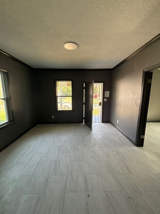 Building Photo - 2543 Pershing Ave