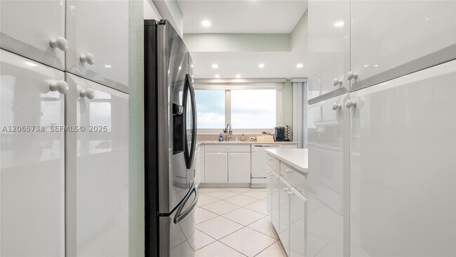 Building Photo - 1370 S Ocean Blvd