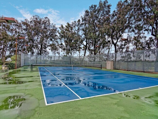 Building Photo - Sunny Top Floor 2 bedroom 2 bath Condo Wit...