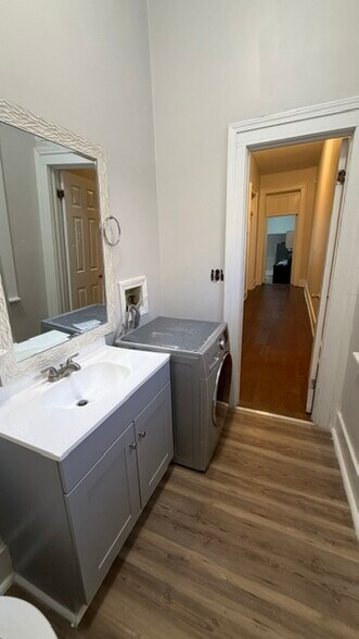 Building Photo - 335 King St