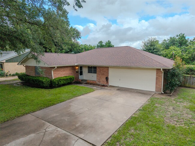 Building Photo - 2308 Hillcrest Dr