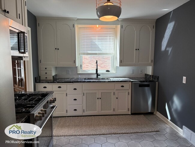Building Photo - 2 Bedroom **$1,000 off 1 Month's Rent with...